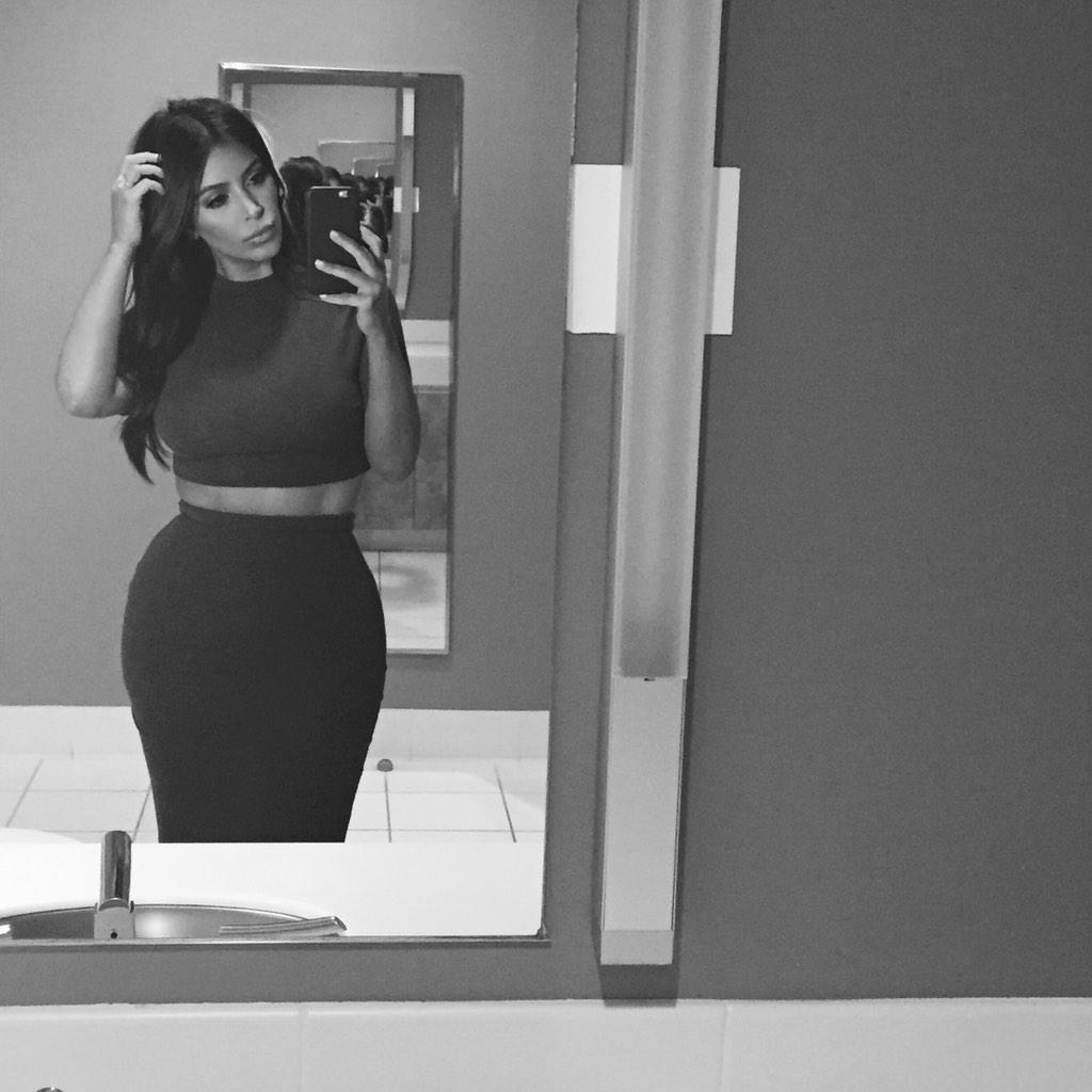KimKardashian's tweet photo. #PublicBathroomSelfie http://t.co/dEdUgG8oRw