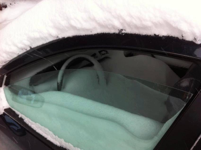dailyviralstuff's tweet photo. What happens when you forget to roll your window up before a snowstorm http://t.co/xF13WPIWy7
