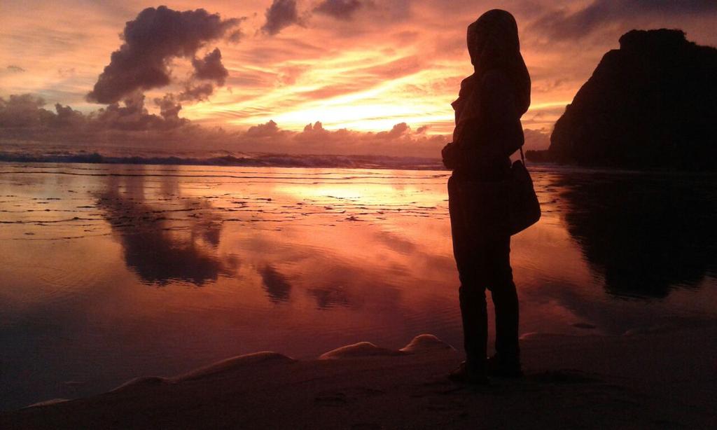Annalianaaa's tweet photo. #sunset #NguyahanBeach #meandmyself #Kunungkidul #Yogyakarta #iloveit http://t.co/KRmJgZCaz9