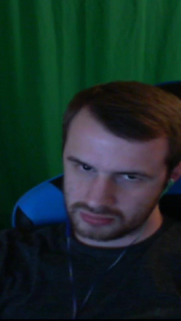 CadenaHunter's tweet photo. @NobodyEpic  when you see a hot girl but she got saggy booty http://t.co/2FLNvZMet2