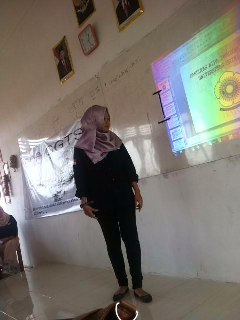 ni kakak satu ini lagi ngejelasin apa itu FISIKA &amp; prospek kerja jurusan fisika buat kedepan~