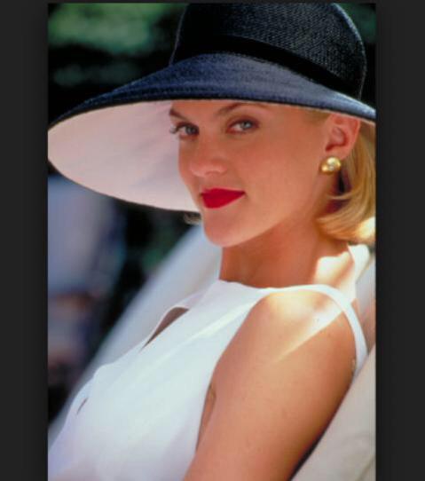 itsmovies's tweet photo. Retweet if you hated this bitch. http://t.co/RtB5eNd51s