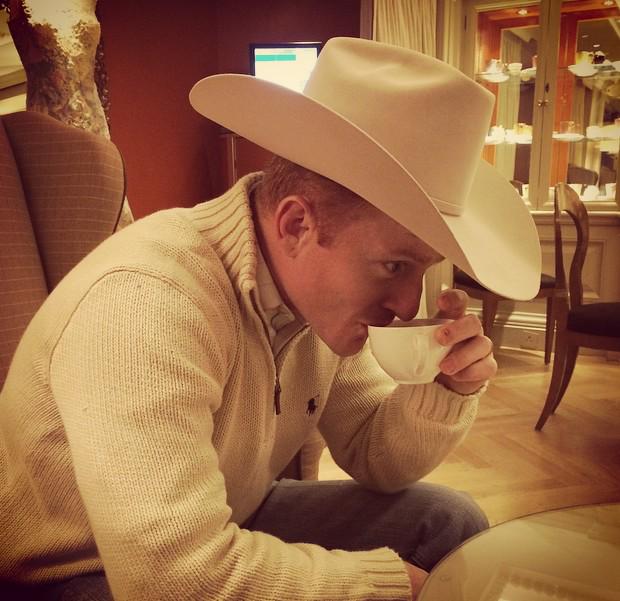 Tea time with a red-headed #cowboy... Well that was fun! #London #greatbritain <a href="/CordMcCoy/">Cord</a>  @AmericanHatComp