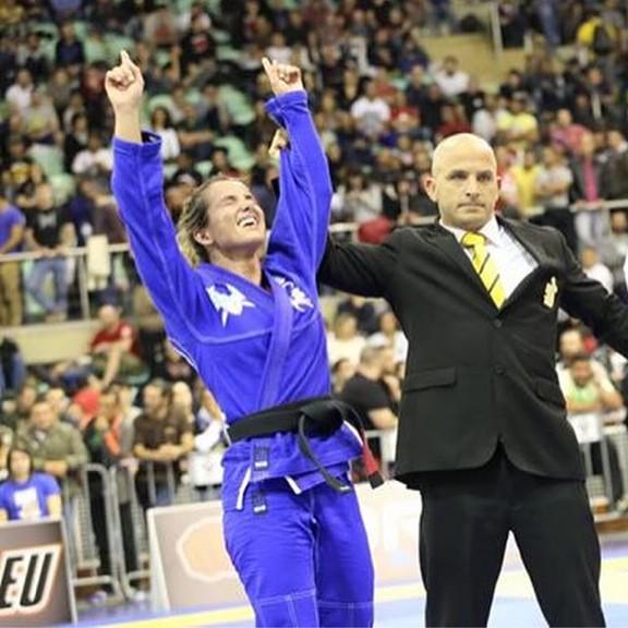 AtosJiuJitsu's tweet photo. @angelicaGalvao European Champion 2015 - Black Belt http://t.co/3hd6qkhIv0