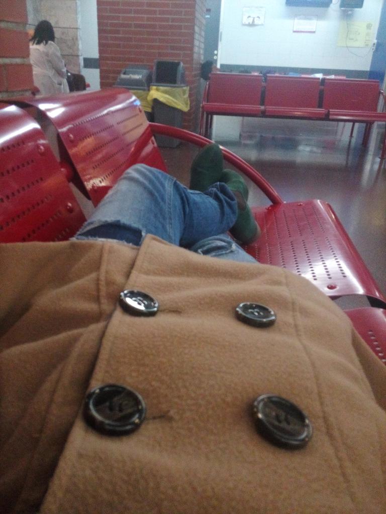 Mayte13pg's tweet photo. Noche de mendigar en la sala de espera de la Arrixaca, #NocheMuyLarga http://t.co/NOuXhZ0X6i
