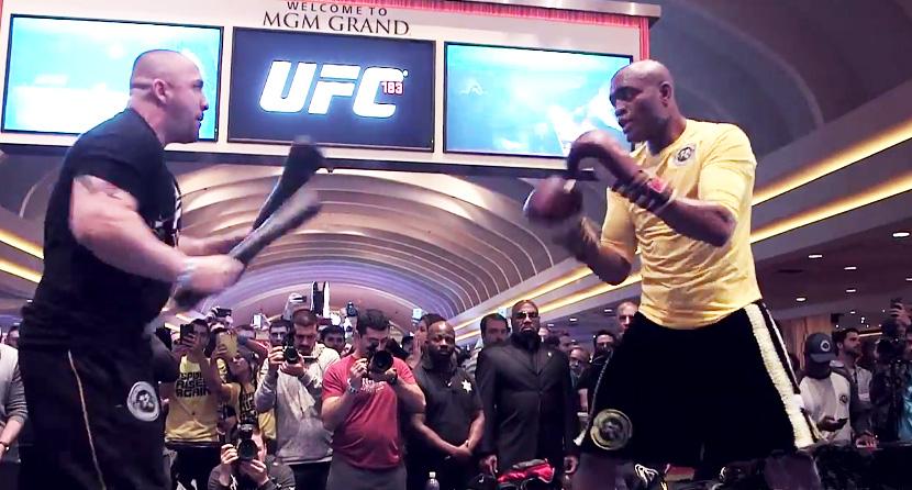 MMAWorldNews's tweet photo. #UFC183 : Open workout / Pre-fight media http://t.co/un9ZbL6xVm http://t.co/ygyo8k1bAc