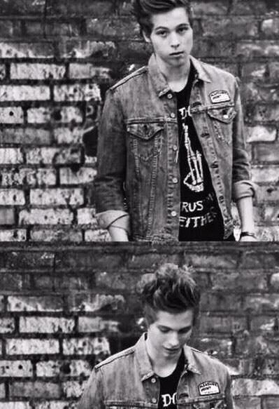 mgcvicious's tweet image. look at this gorgeous humanely luke hemmings #LoopOff5SOS