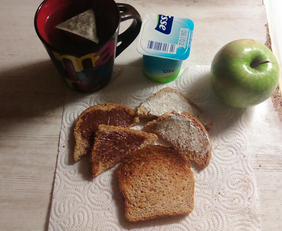 loveworkbody's tweet photo. 3 tranches pain complet, philadelphia nature et philadelphia milka yaourt pomme thé #TheJanuaryPact #TheWeightProject http://t.co/EZOiV0eat9