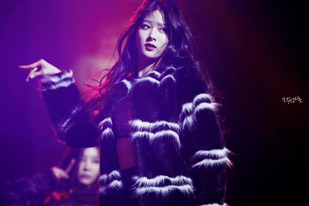 WorkRoom0812's tweet photo. 150121 #드라마 발매 기념 미니라이브  #나인뮤지스 민하(@minha0627) http://t.co/UjGGZut20M
쇼케..민하..눈빛..로맨틱..성공적..
치명적인 밥뭉이 보고 스밍하거 투표하세욤^^ http://t.co/baRa61KtK6