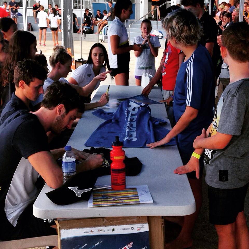 Bronte_Campbell's tweet image. Having a bit of fun doing JX clinic here in Perth. One day til racing starts! #superseriousfun @aquaticsuperseries