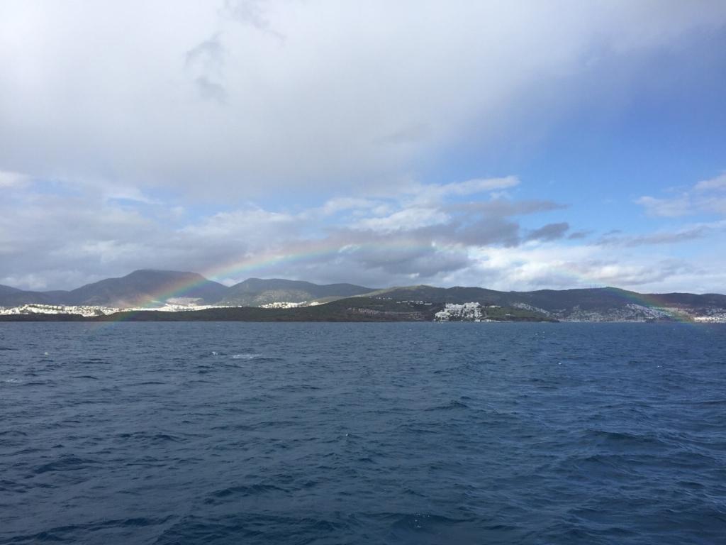 Sağanak yağmurun ardından dalıştan çıkanlarımızı tatlı bir sürpriz bekliyordu. #rainbow #busas