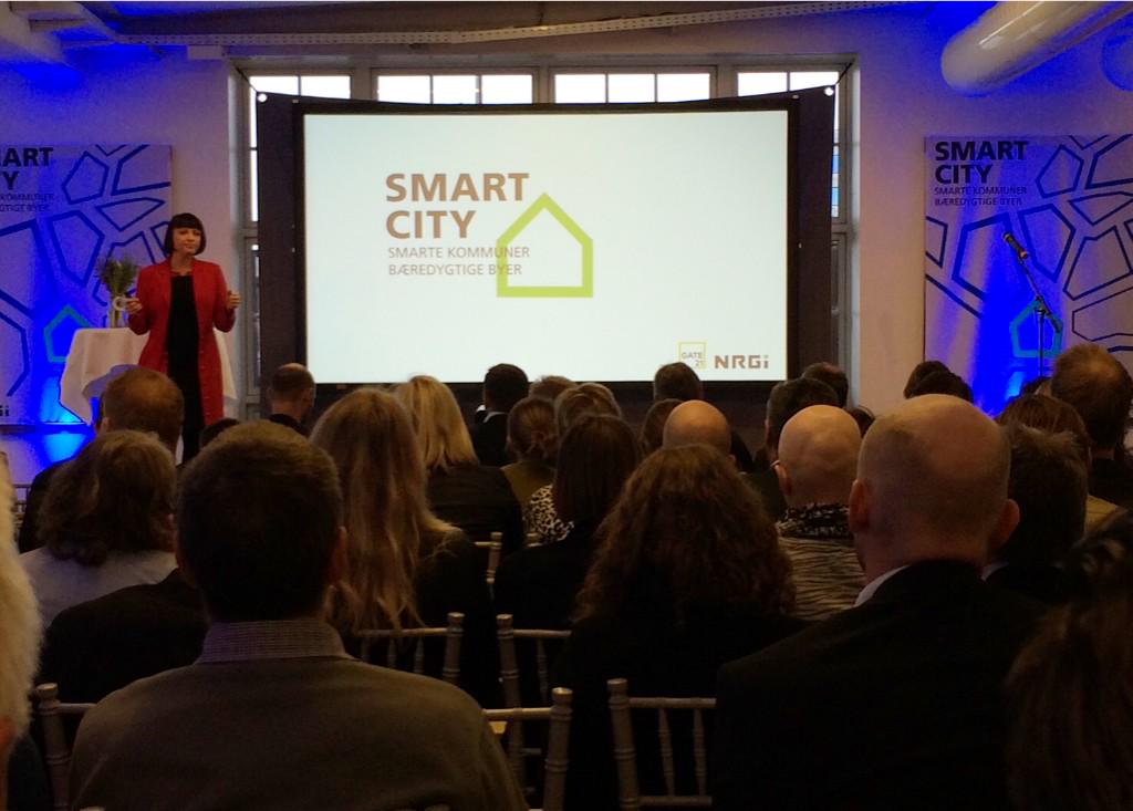stateofgreendk's tweet photo. 250 stakeholders sharing best practice in #deliveringsmartcities. @NRGi gives their solutions>https://t.co/T8PjOVuhFF http://t.co/pOSCRR0Uny