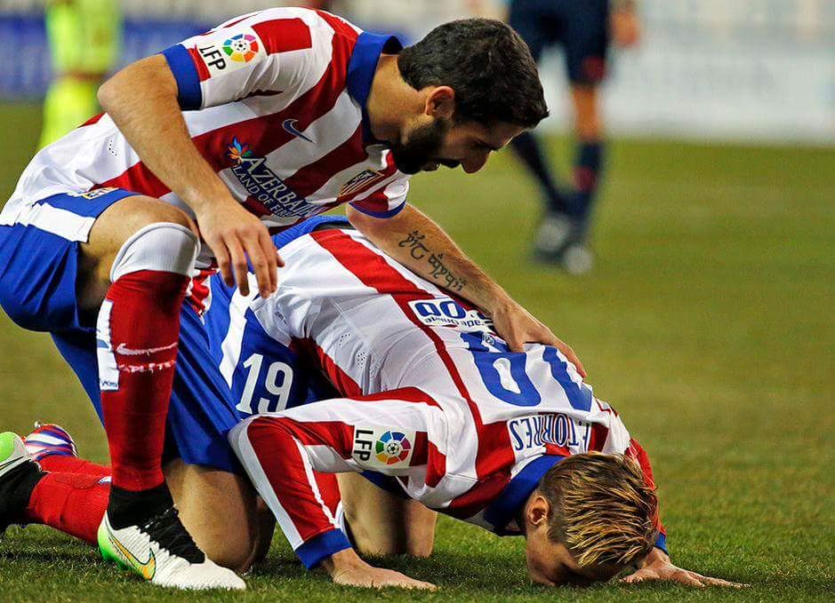ATMADRIZ's tweet photo. Besando el césped del Calderón, besando el césped de su casa. @Torres http://t.co/YoyfSjOiiJ