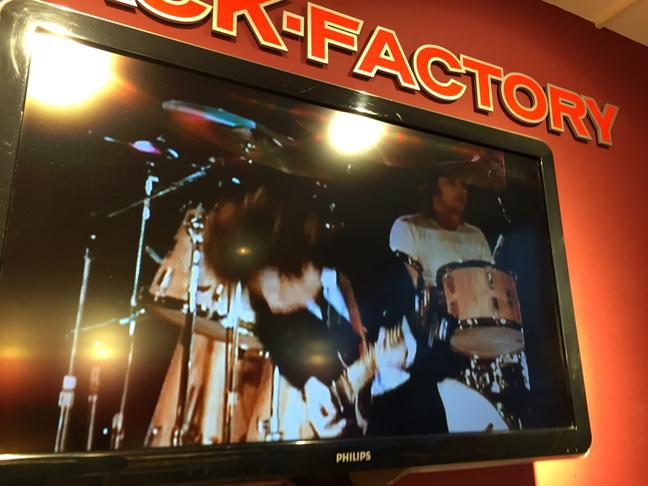 HauschkeJ's tweet photo. Ich sage nie mehr was gegen #BackFactory - da läuft morgens um 8 Uhr #ACDC! Yes! http://t.co/9LByKhVRDZ