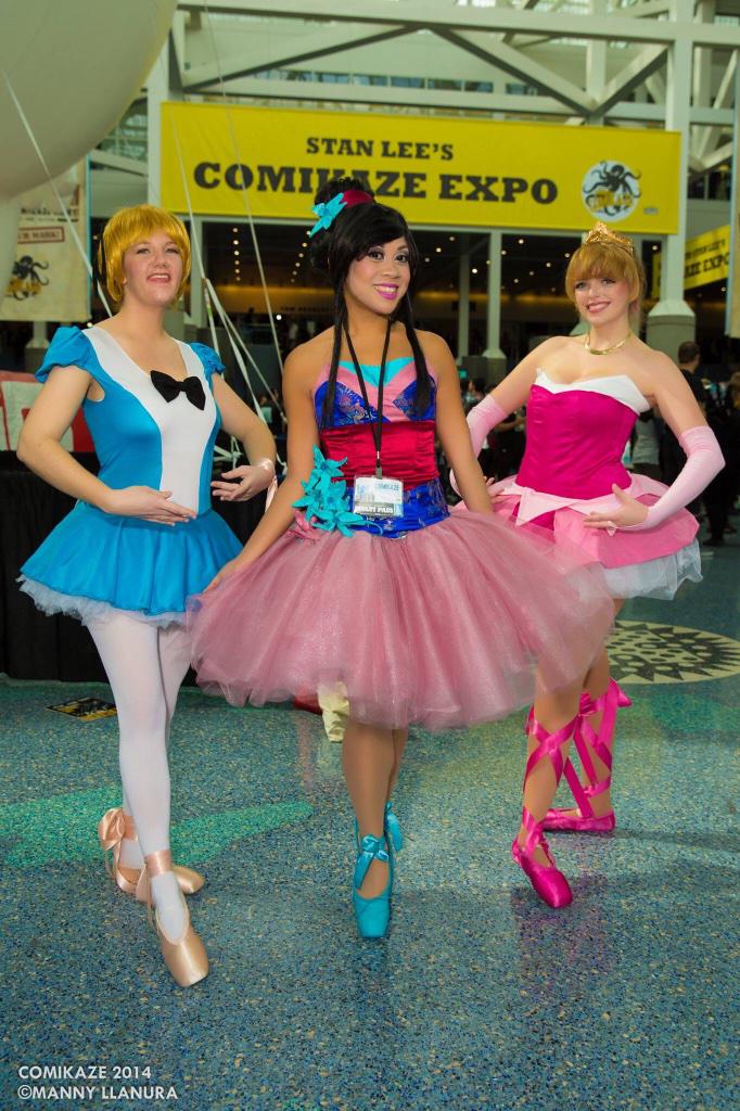 pinklunatik's tweet photo. #tbt 👯 #Disney Ballerina princesses at @StanLeeComikaze #comikaze2014 photo by @mllanura 💙💜💗 http://t.co/SW11WWsMOr