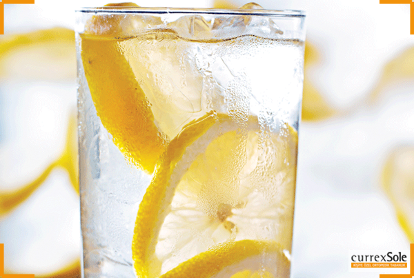 Sabahları bir bardak suyun içine sıkarak içtiğiniz yarım limon yorgunluk hissini üzerinizden atmanıza yardımcı olur.