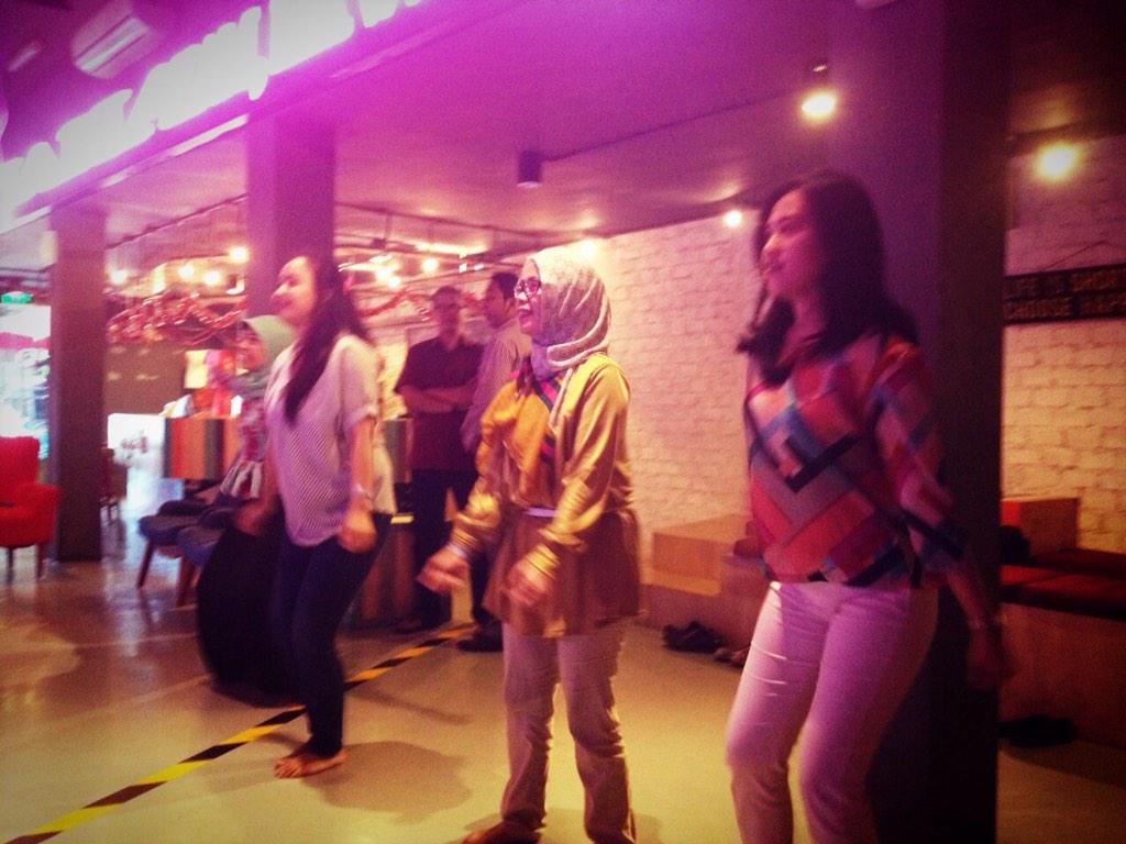 <a href="/ikhaaftr/">Ika Fitria</a> <a href="/sharahatt/">Shɑrah Attamimi</a> dance biar makin lancar gerakanya #LoopstationJkt