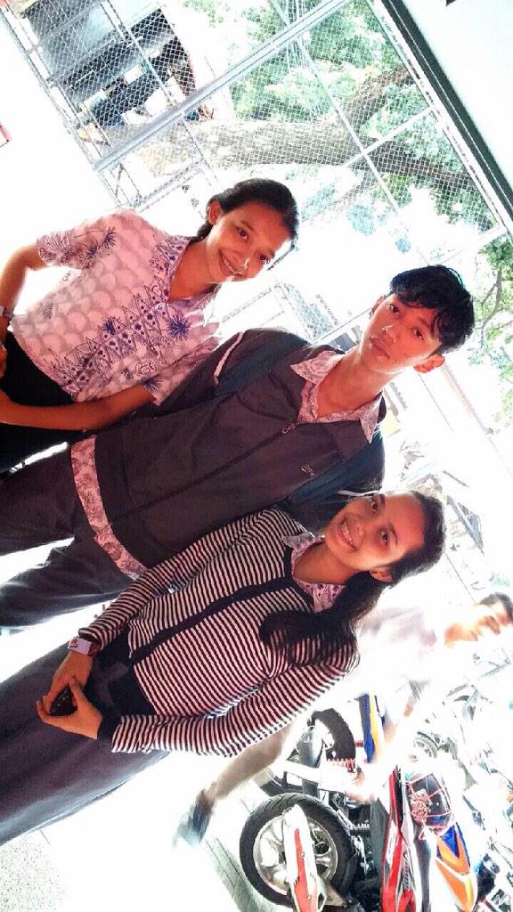 <a href="/Ikhaaftr/">Ika Fitria</a> <a href="/danielmoehidin/">Rahmad Daniel</a> <a href="/sharahatt/">Shɑrah Attamimi</a> selepas sekolah nongski dulu #LoopstationJkt