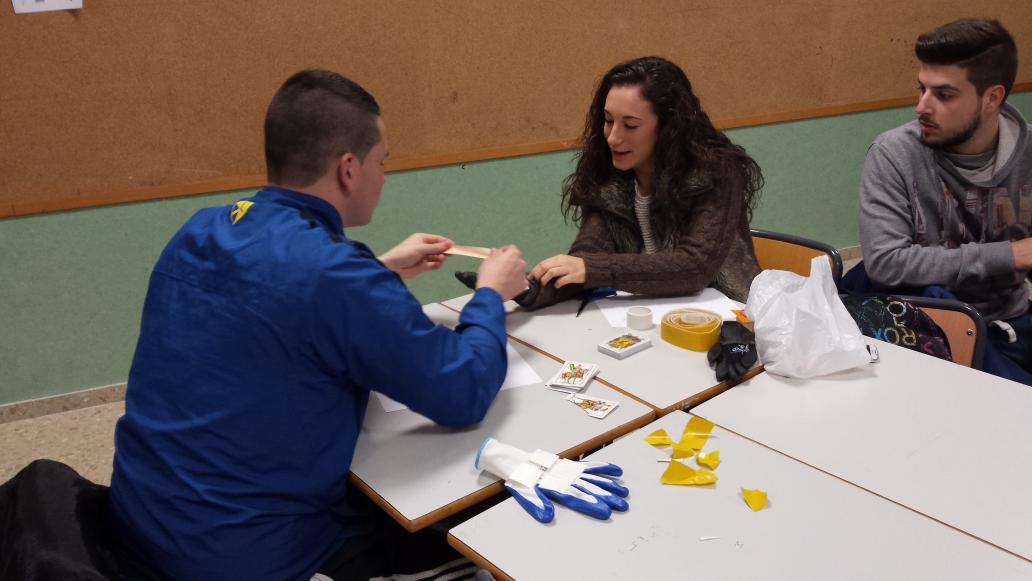 tafaddevesa's tweet photo. Hoy toca manualidades en @tafaddevesa hacemos un guante para practicar la "pilota valenciana" #TAFAD http://t.co/8jkFZluyjG
