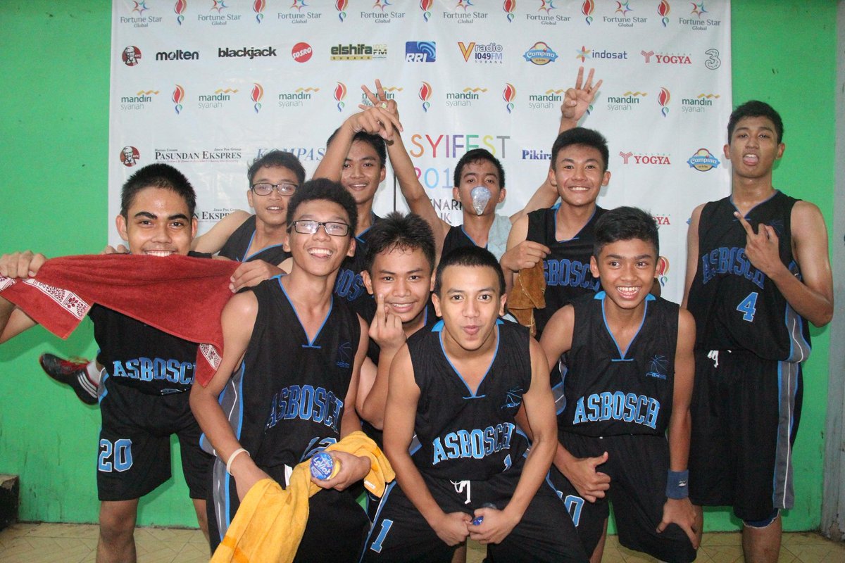pakrirama's tweet photo. ASBOSCH VS CIASEM  \m/ #SYIFEST2015 #BOYS @syifest2015 http://t.co/NPPY05Hbrq