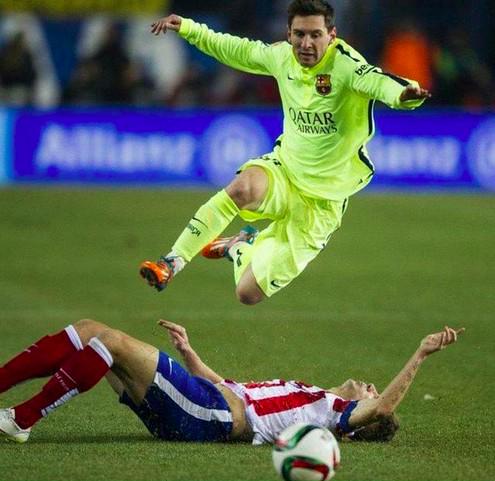 wyn_barcelone's tweet image. Simeone: “À lui tout seul, #Messi est plus dangereux que #Ronaldo, #Benzema et #Bale réunis".