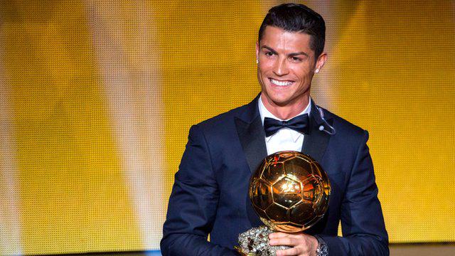 ActuFoot_'s tweet photo. Joyeux anniversaire à Cristiano Ronaldo qui fête aujourd'hui ses 30 ans ! http://t.co/XHLMi3O1VF