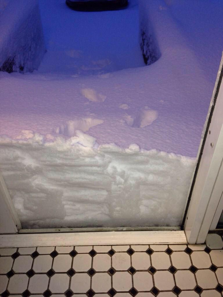 That's some snow in Armagh. 'You wouldn't be long getting frostbit'. Photo by <a href="/therughouse/">0x</a> #IrlSnow