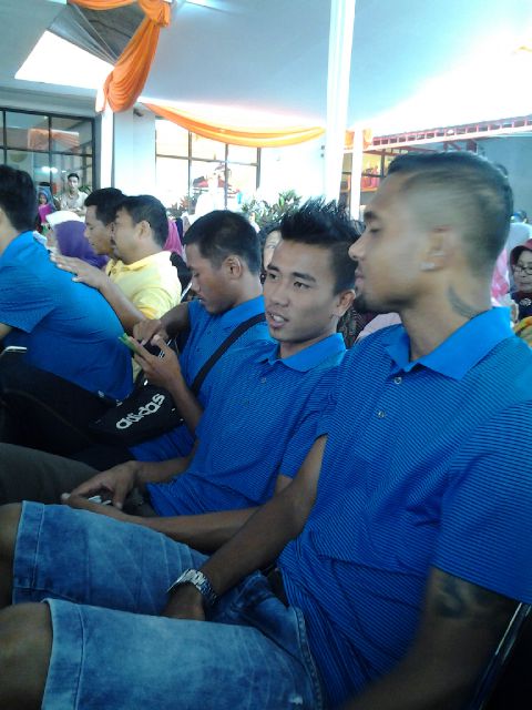 Lytanurull's tweet photo. Htrnhn sdhadir diperesmian klinik&amp; apotek bhakti kencana farma akang2 pemain sukses semoga menang bsk @persib http://t.co/mU7MMa9U4y