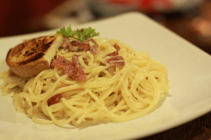 Spaghetti carbonara yang creamy dan cheesy ini enak dimakan pas hujan-hujan gini, coflov. :)