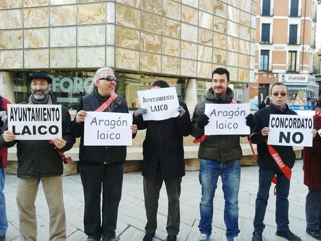 Aragonesista's tweet photo. @Smaniega @bernalcupido #JoséMurillo #AntonioAngulo con @MHUEL_ reclamando que la religión salga d las instituciones http://t.co/KOTNzrCxNf