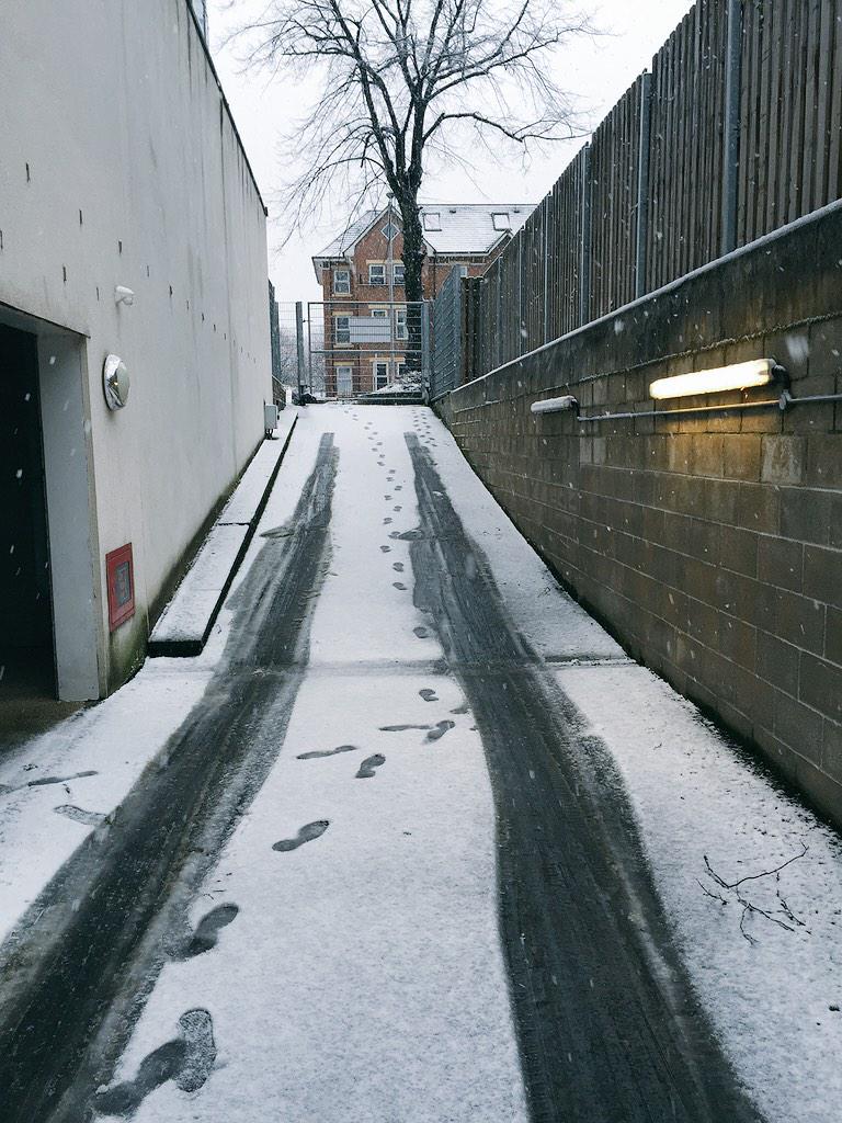olliehancock44's tweet photo. “@Will7Thornton: Well. At least I tried #SnowedIn http://t.co/goQVE51SZc”take a bigger run up! #tractionoff