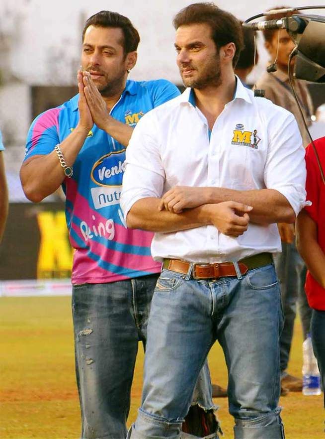 Being_Humor's tweet photo. नमस्कार मै हूँ All India buck mat chod. Maar daal. "@ZoomTV: #FilmyCaption Give a wacky filmy caption to this image http://t.co/8bu5FXZTRs"