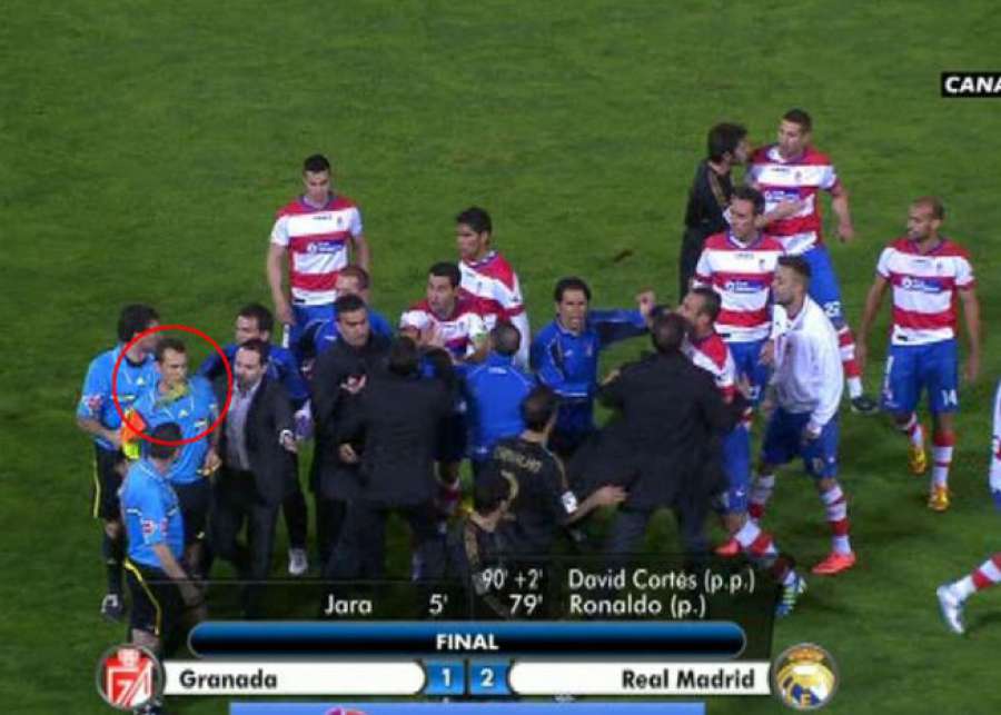 diarioas's tweet photo. A diferencia de Arda, Dani Benítez tiró una botella al árbitro y le cayeron tres meses ▶ http://t.co/U1gNNyxCIr http://t.co/3Lp6HOTjTA