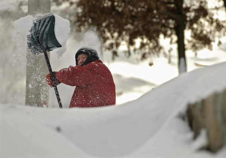 telegramdotcom's tweet photo. Reminder: No school in Worcester today (thur). Storm cleanup continues http://t.co/MT6YzOcPq1 #tgstorm @BPetrishenTG http://t.co/40txanAgvF