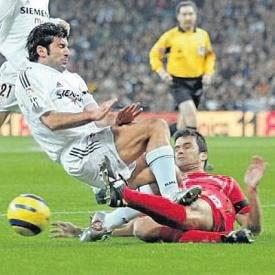 SangriaSseision's tweet photo. Candidatura de Figo a la presidencia de la Fifa. http://t.co/DLDlNewCIf