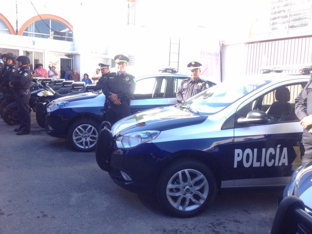 RenanBarrera's tweet photo. Se entrega a @PoliciaMeridaMX nuevos uniformes, botas, gorras, pantalones, camisolas, insignias, además de equipo.. http://t.co/cOl9ViToDt