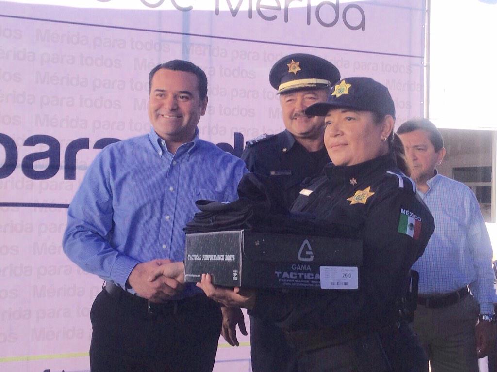 RenanBarrera's tweet photo. Se entrega a @PoliciaMeridaMX nuevos uniformes, botas, gorras, pantalones, camisolas, insignias, además de equipo.. http://t.co/cOl9ViToDt