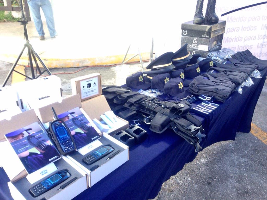 RenanBarrera's tweet photo. Se entrega a @PoliciaMeridaMX nuevos uniformes, botas, gorras, pantalones, camisolas, insignias, además de equipo.. http://t.co/cOl9ViToDt