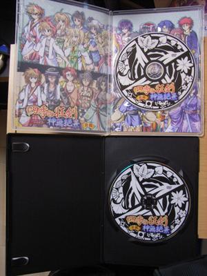 パッケージ版がこちらにも届いたのでうちのゆっくりと記念撮影。
初回限定と言う名の手焼き版と並べてみました。
初回版の中身はキャラクター勢揃いの絵があります。
比べてみるとプレス版はちょいと寂しい気もする・・・
何か挟むべきなのかな～ 