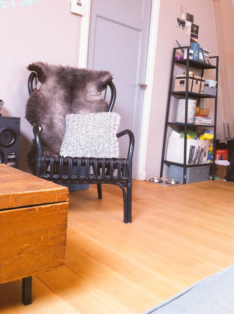 Lotske's tweet image. Open kast oogt rommelig, maar een dichte kast lijkt me te massief. Ik wil het ruimtelijk houden. Help? :) #dagrommel