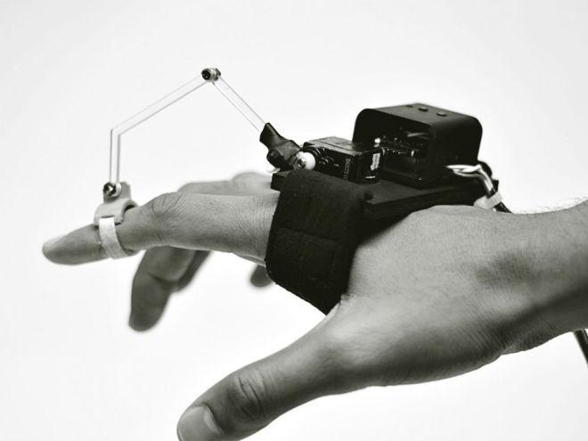 WIRED's tweet image. This machine guides your hand to teach you how to draw wrd.cm/1v6Mldt
