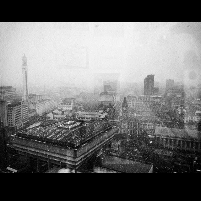 annaassinder's tweet photo. It is snowing in #Birmingham ๐. #snowneedstogo #weeps #chillywillies #pretty #city #skyline http://t.co/FdZ8qrZn9P