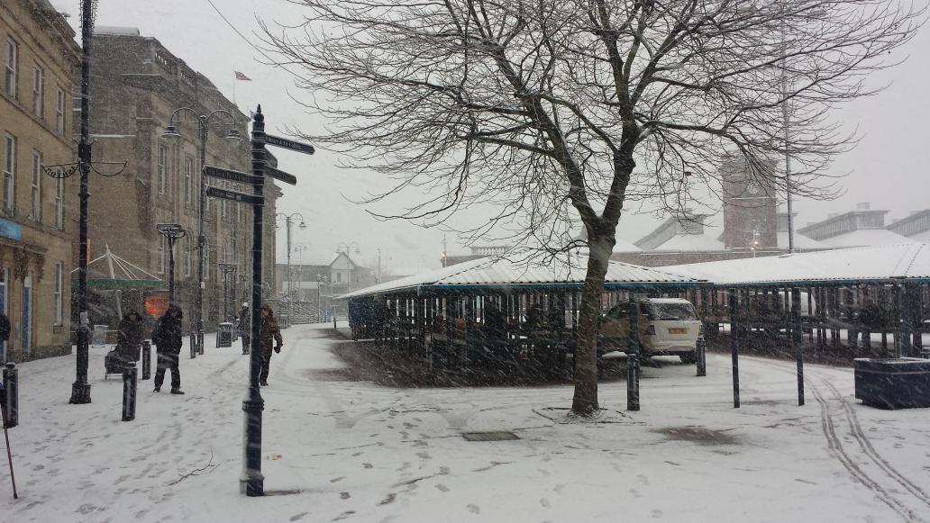 Love_Tameside's tweet photo. Winter scene from Ashton Market this morning @ashtontownteam @tmbc_culture @MENnewsdesk @BBCNWT http://t.co/asxILkELGY
