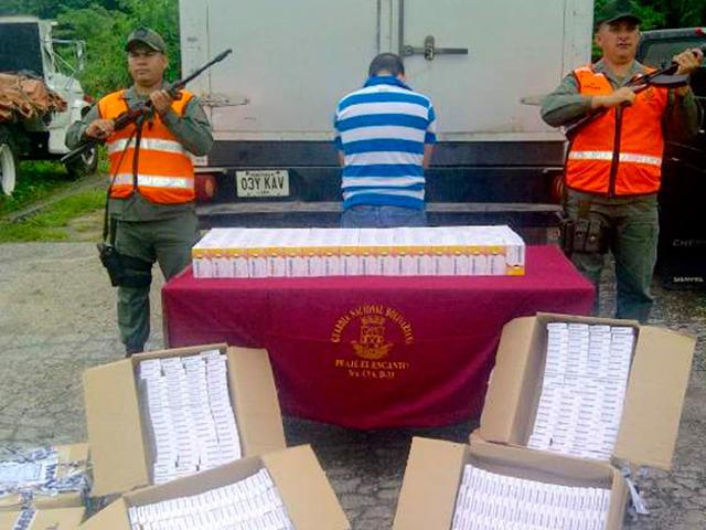 PDVALJuridicoCa's tweet image. Foto: vea a este hombre detenido con 289 bultos de #medicinas #decomisados en el #Zulia @pdval_ccarabobo
