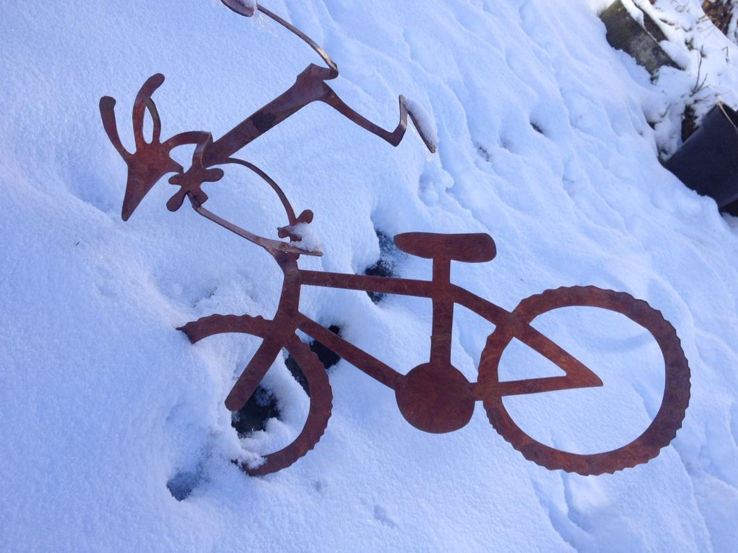 SavegeSue's tweet photo. Help! Man on bike stuck in snow drift. http://t.co/ka5bsMi0ok