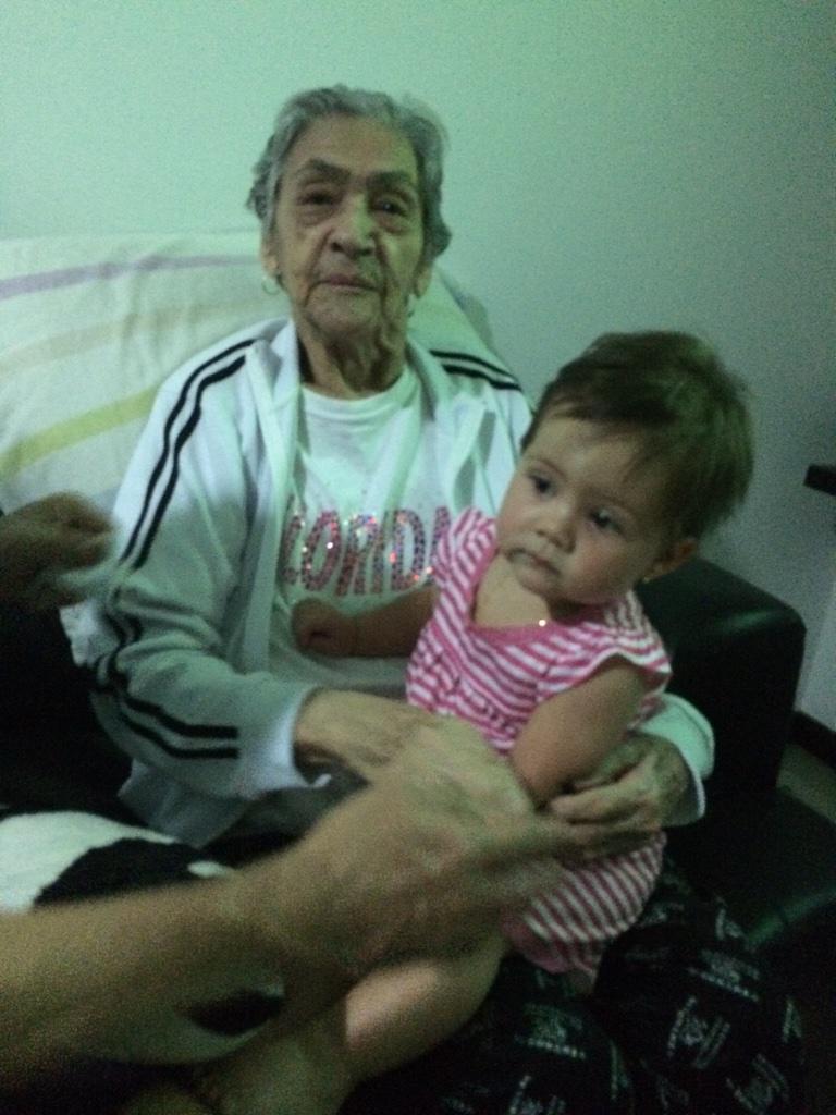 lberrio's tweet photo. Aca con mi bisabuela http://t.co/GqRLUDTfpo