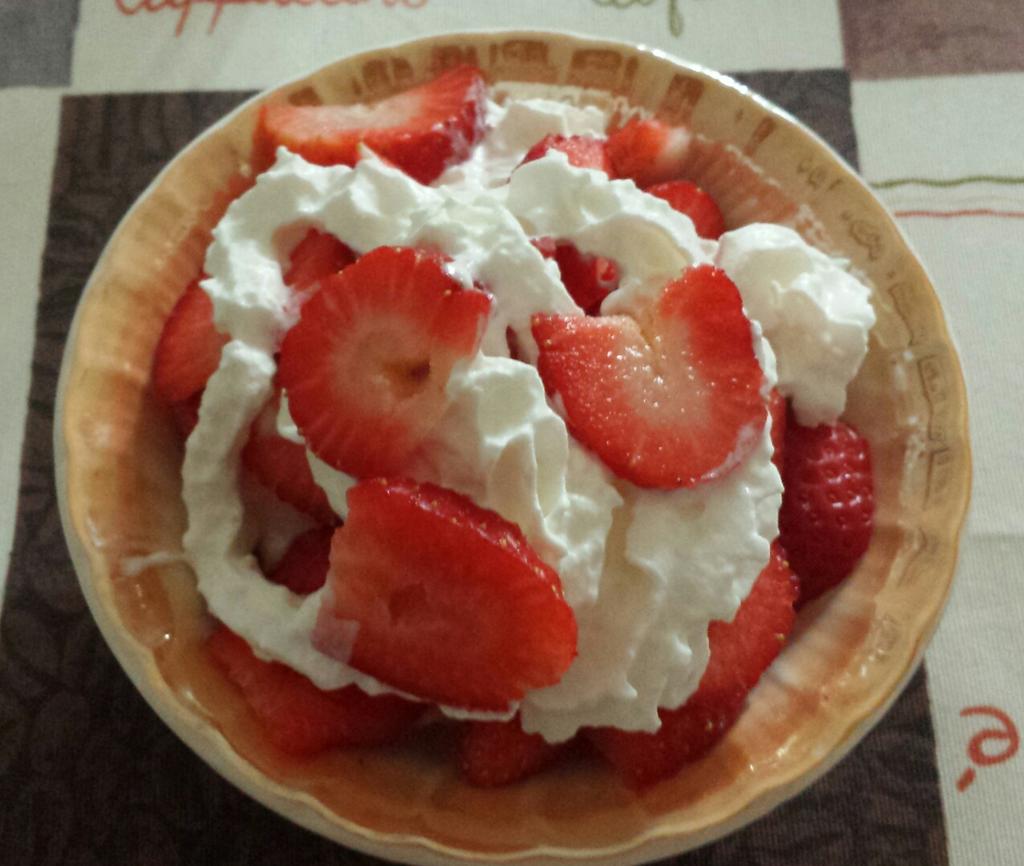 nattaliusky's tweet photo. Una delicia en postre😋🍓 http://t.co/O75K3F16XX