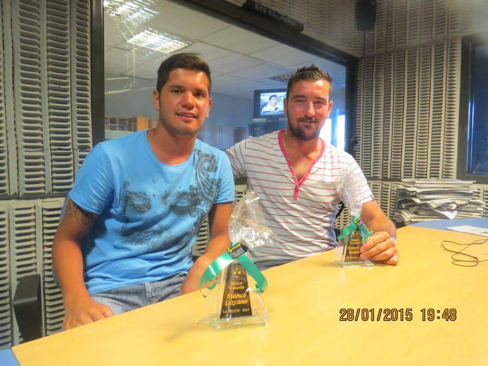 DeportivoAnguil's tweet photo. Premios #LaPelota mejor equipo, mejor DT, mejor arquero @robergalant y mejor volante @mechalezcano ORGULLO!!!! http://t.co/hLhLsjhZBn