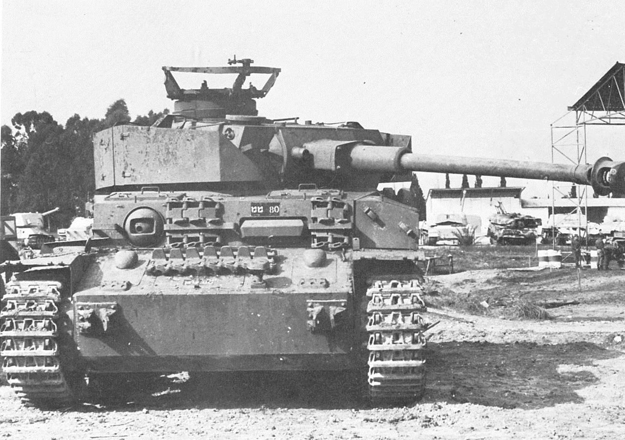 عرض عسكري الجيش السوري الشقيق عام 1960 :  دبابات T-54  ,  T-34 B8ha2LOIYAAFd4Q