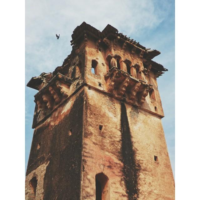 A watchtower near the Queen's palace in Hampi. #hampi #hampi_ruins #travel  #guiddoo goo.gl/UogLKq